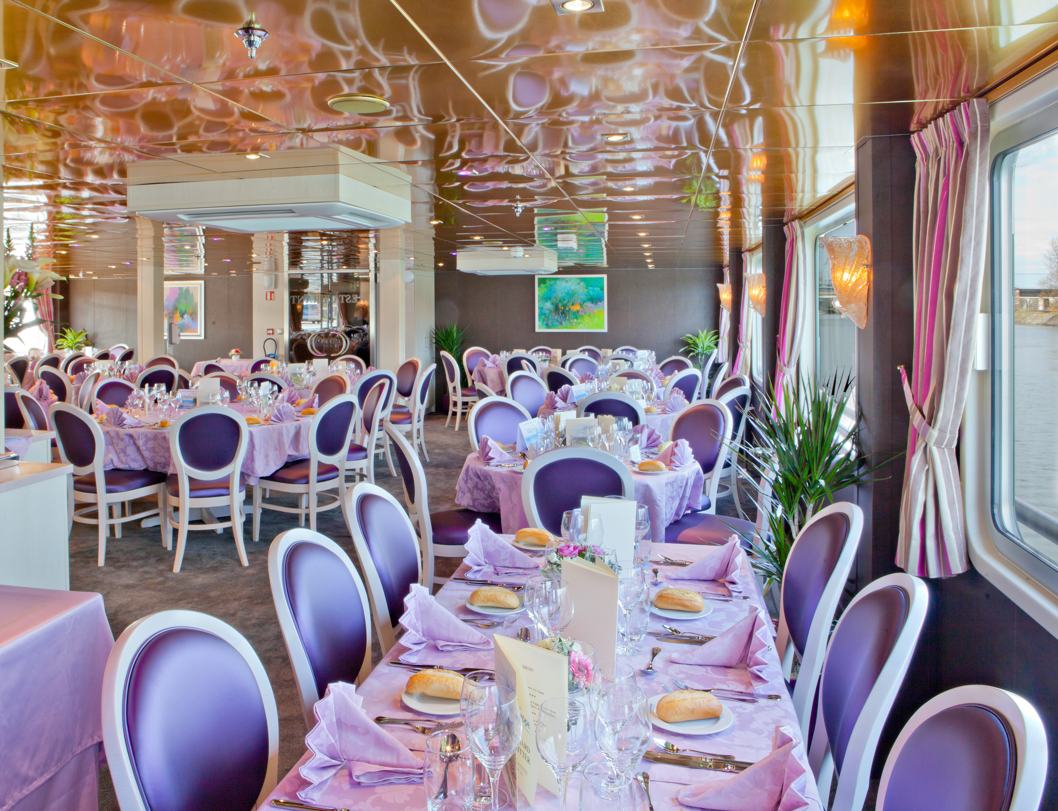 CroisiEurope MS Gerard Schmitter Restaurant 1.jpg